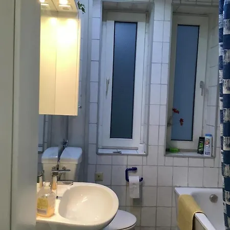 In Einem Haus Inkl Parkplatz Nach Verfuegbarkeit منزل للإقامة