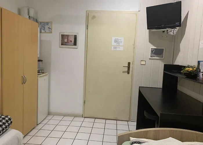 Δωμάτια σε οικογενειακή κατοικία In Einem Haus Inkl Parkplatz Nach Verfuegbarkeit